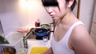 同棲している彼女が風呂上がりのエロい格好のまま料理をしてたので盗撮してみた。